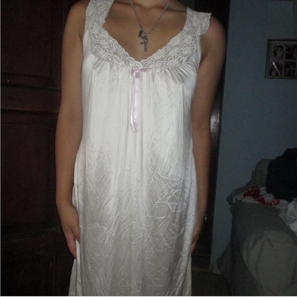 Gorgeous Vintage 90’s Vanity Fair Nightgown With Pink Bow